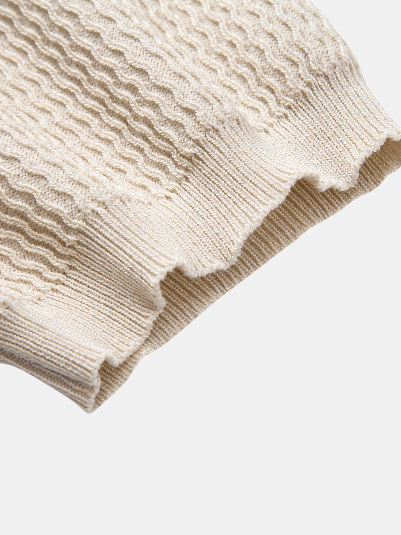 V-Ausschnitt Poloshirt mit Wellen-Jacquard-Strick